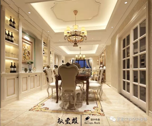 歐式餐座椅組合，高檔的酒柜設(shè)計(jì)，在吊柜下燈的照耀下更顯高貴，地面采用全瓷瓷磚，天然的紋理和自然的色彩，使餐廳的檔次毫無(wú)保留地體現(xiàn)出來(lái)。