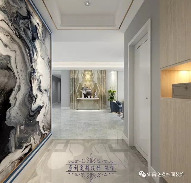 玄關設計，寬敞大氣之感迎面而來，左邊藝術，抽象畫裝飾了整面墻壁；右邊生活，收納柜的設計實用而整潔。