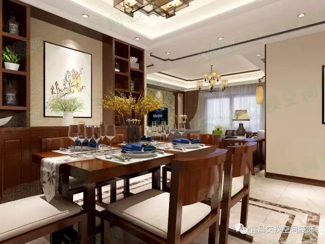 客餐廳的格調統(tǒng)一和諧，原木餐桌椅、餐邊柜的搭配，在燈光的襯托下，顯得空間很有檔次。餐邊柜也擺放了綠植，顯得很清新，營造了一個舒適優(yōu)雅的用餐氛圍。