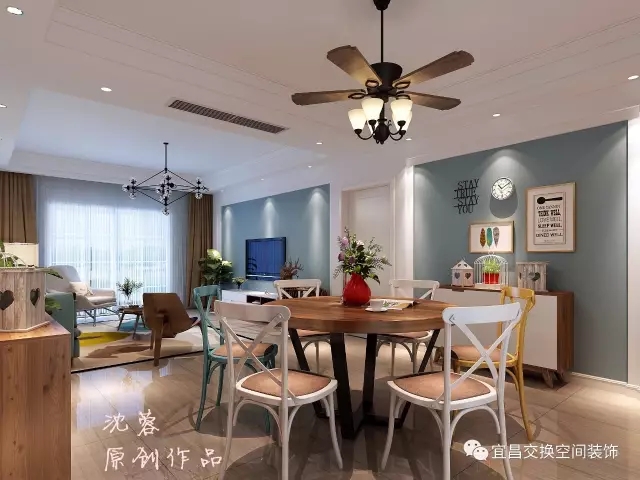 除了舒服的配色，軟裝看點也不少：餐邊柜兼顧展臺，美觀實用；白色小圓鐘+掛畫裝飾背景墻……在和業主溝通時，設計師說：“裝修設計階段要想好，多了解自己的需求，不要著急，這樣才能裝出不后悔的家。”
