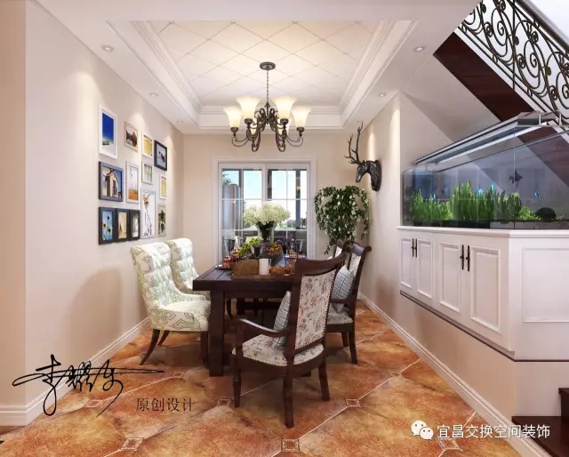 餐廳設(shè)計(jì)  大氣的方桌搭配六頭美式銅吊燈設(shè)計(jì)，讓美式風(fēng)情流轉(zhuǎn)在每一寸之間。質(zhì)樸的地磚毫不張揚(yáng)的宣泄著房屋的原始韻味，讓空間充滿些許懷舊的氣息。
細(xì)節(jié)設(shè)計(jì)  在樓梯的下方，設(shè)計(jì)師巧妙的設(shè)計(jì)了白色收納柜，為餐廳增加了收納空間，并根據(jù)業(yè)主的愛好，在收納柜上設(shè)計(jì)了一個(gè)魚缸，既為用餐空間增添了一絲活力，又沒有讓樓梯下方的空間浪費(fèi)。